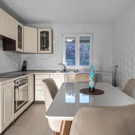 Ferienhaus Lovely In Donje Polje