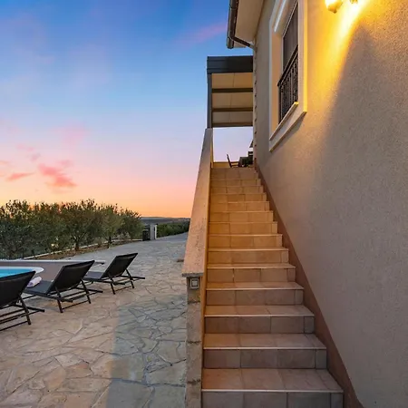 Ferienhaus Lovely In Donje Polje