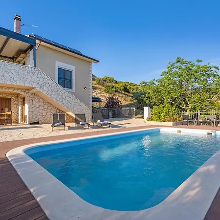 Ferienhaus Lovely In Donje Polje